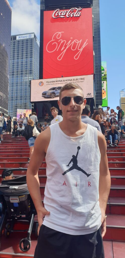 תומר בTIMES SQUARE בניו יורק