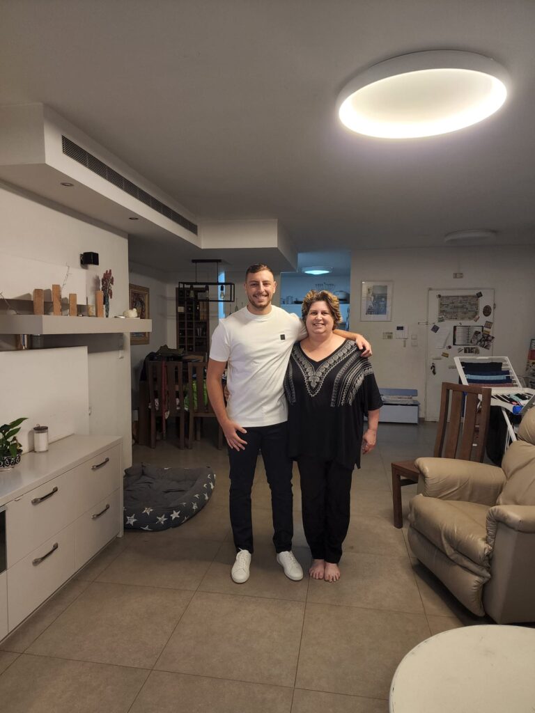 חתיך, גבוה, שרירי ואמא שהכי גאה בעולם