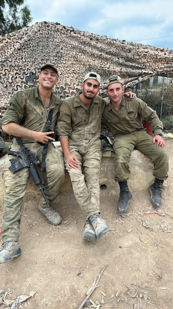 מדים, בוץ וזיעה – חברי הצוות אחרי טיפול שבועי לטנק